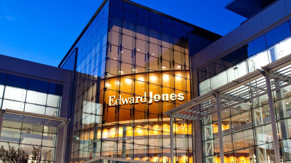Edward Jones – Financial Advisor: Chris Bloxdorf